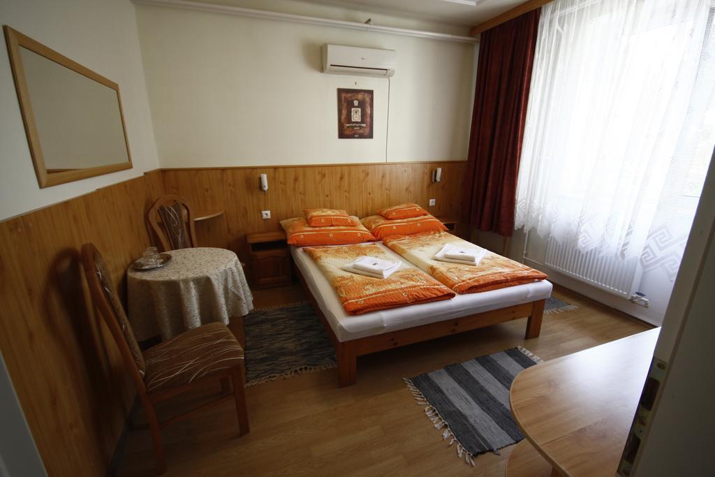 Parti Panzio Hotel Tata Room photo